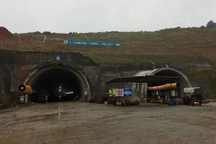Terowongan kembar pada proyek Tol Cisumdawu.