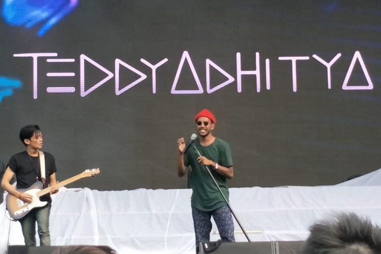 Teddy Adhitya saat beraksi dalam konser On Off Festival 2018 hari pertama yang digelar di Gandaria City Mall, Jakarta Selatan, Sabtu  (11/8/2018).