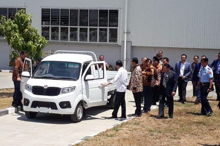 Presiden Jokowi bersama Menteri Perindustrian Airlangga Hartarto menjajal mobil pickup Esemka Bima di pabrik PT Solo Manufaktur Kreasi (Esemka) di Boyolali, Jawa Tengah, Jumat (6/9/2019).