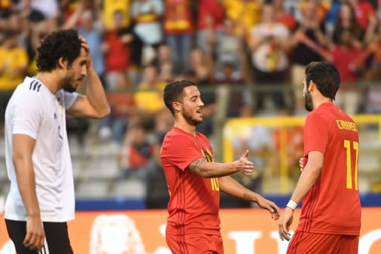 Eden Hazard dan Yannick Ferreira-Carrasco merayakan gol Belgia ke gawang Mesir pada laga uji coba di Stadion King Baudouin, Brussels, 6 Juni 2018.  