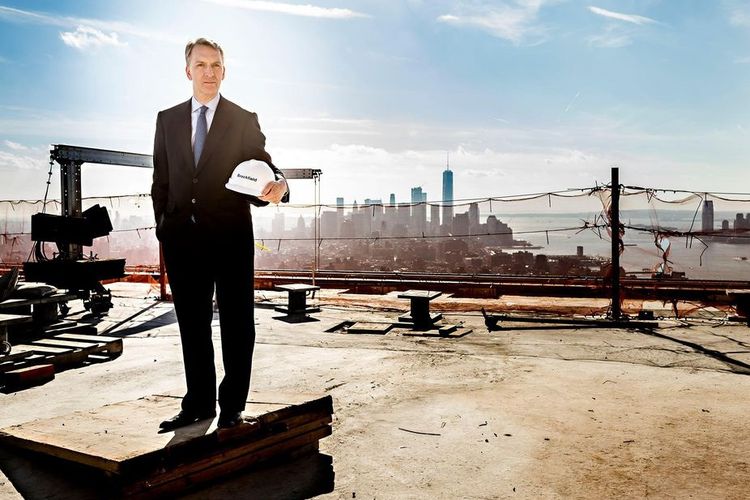 CEO Brookfield Asset Management, Bruce Flatt, berdiri di atas pembangunan proyek Manhattan West bernilai Rp 71,8 triliun.
