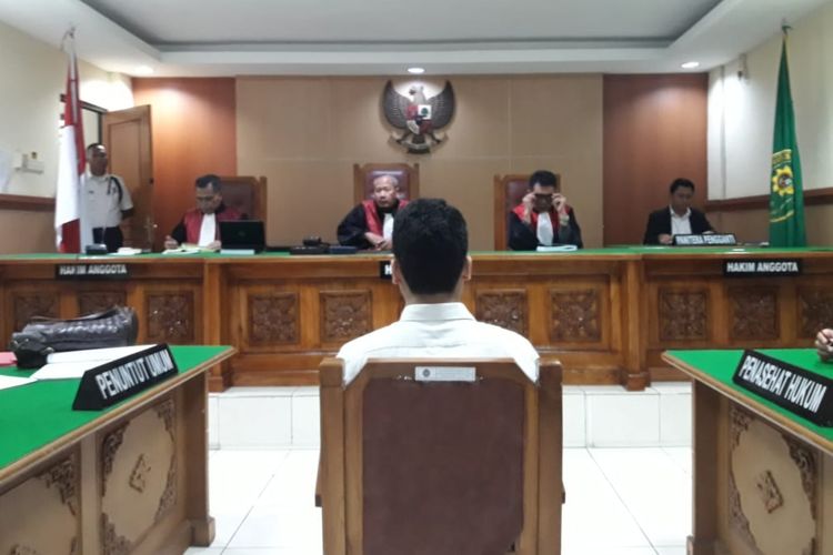 Suasana sidang lanjutan terdakwa kasus pembunuh satu keluarga di Bekasi, Harris Simamora di Pengadilan Negeri Bekasi, Senin (13/5/2019).