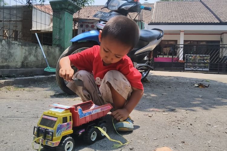 Seorang bocah asal Kampung Mareleng, Kecamatan Haurwangi, Desa Kertamukti, Kabupaten Cianjur, Jawa Barat, AR (3) memiliki alat kelamin ganda bawaan sejak lahir.