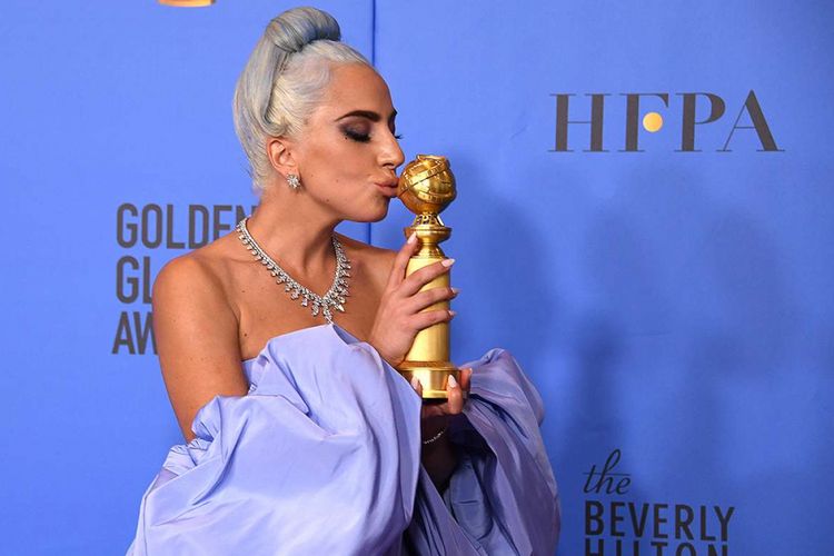 Pemenang penghargaan Best Original Song - Motion Picture untuk Shallow, soundtrack film A Star is Born, Lady Gaga, berpose dengan trofi pada Golden Globe 2019 yang digelar di The Beverly Hilton, Beverly Hills, California, AS, Minggu (6/1/2019) waktu setempat.