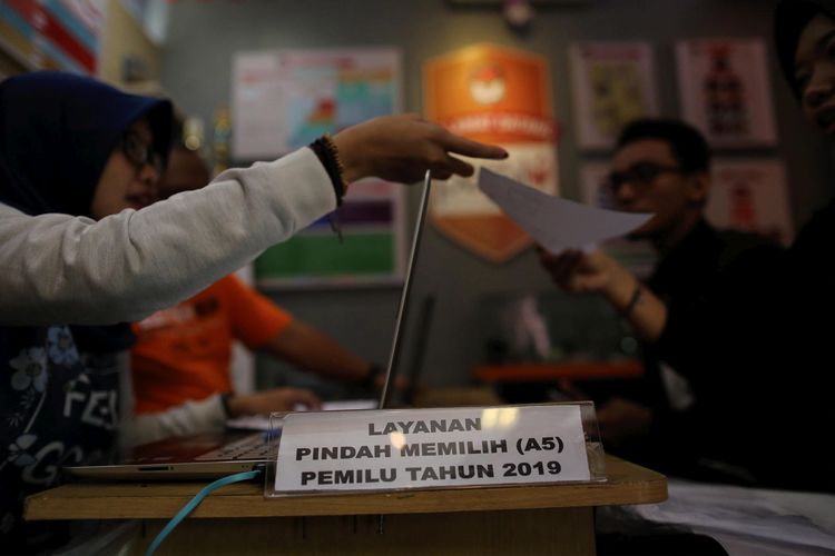 Petugas KPU Kota Jakarta Pusat melayani warga mengurus formulir pindah memilih (A5) pada Minggu (17/2/2019). Formulir diberikan kepada warga yang terdaftar di DPT Pemilu 2019 tetapi tak dapat memilih di tempat asalnya.