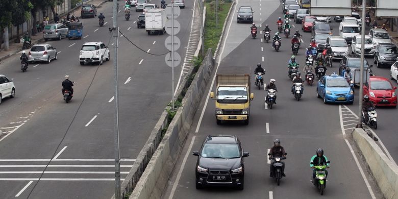 Sejumlah sepeda motor nekat menerobos ke jalan layang non tol (JLNT) Kampung Melayu-Tanah Abang, Jakarta, Senin (24/7/2017). Dinas Perhubungan DKI Jakarta bekerja sama dengan Korps Lalu Lintas (Korlantas) Polri telah melakukan razia untuk menertibkan pengendara sepeda motor yang melintas di JLNT tersebut.
