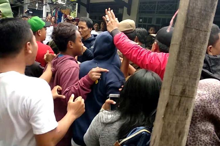 Kericuhan saat mengamankan terduga pencabulan di Lenteng Agung, Jakarta Selatan, Selasa (12/12/2017).