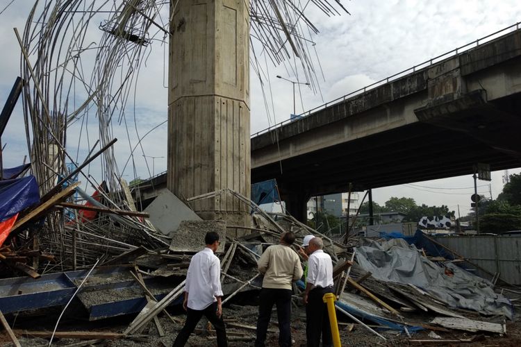 Kementrian PUPR melihat lokasi kecelakaan kerja proyek tol Becakayu, Selasa (20/2/2018)