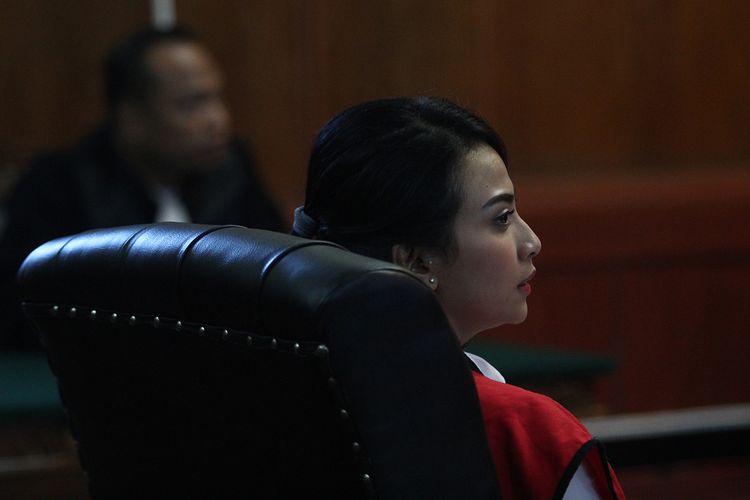 Terdakwa kasus dugaan penyebaran konten asusila Vanessa Angel menjalani sidang putusan di Pengadilan Negeri (PN) Surabaya, Jawa Timur, Rabu (26/6/2019). Majelis hakim menjatuhkan vonis  terhadap Vanessa Angel dengan hukuman lima bulan penjara.