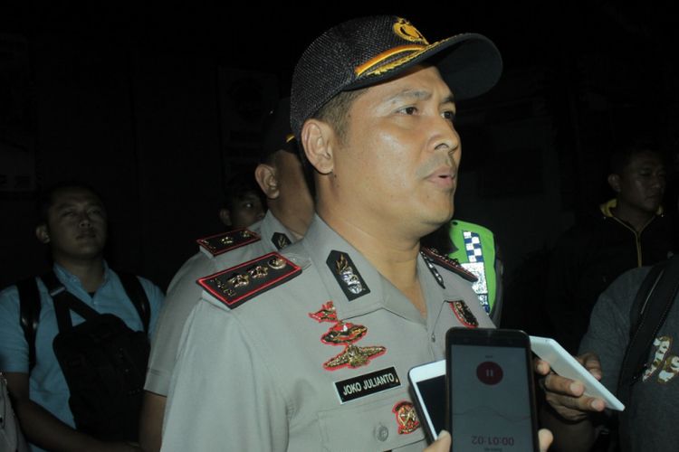 Kapolres Cilacap Ajun Komisaris Besar Djoko Julianto saat menemui awak media di Dermaga Wijayapura, Selasa (7/11/2017) malam.