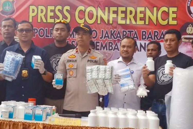 Polsek Kembangan mengungkap kasus penyimpnana narkoba jenis psikotropika golongan IV dan obat daftar G di apartemen Puri Park View, Kembangan, Jakarta Barat pada Rabu (16/1/2019). 