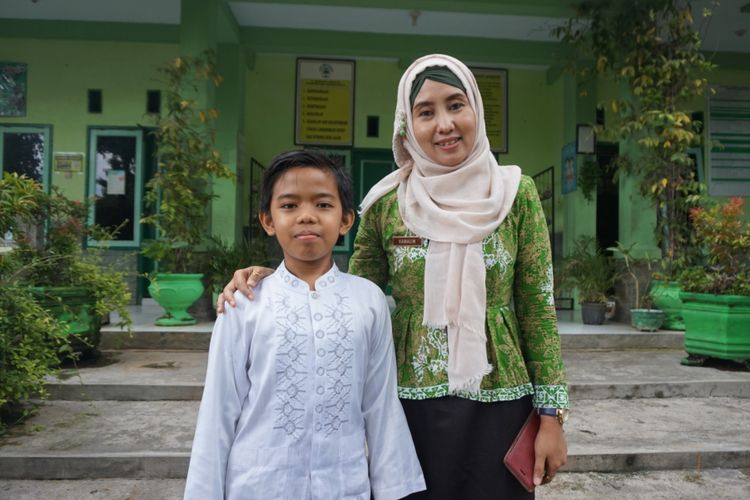 Fathul Syafiq Hajunngrat, siswa kelas IV SD yang menjadi salah satu pelatih karate termuda di Jawa Timur, bersama Lina Kamalin, Kepala Sekolah SDN 3 Panderejo Banyuwangi.