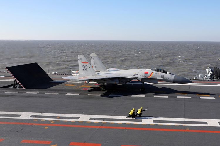 Foto yang diambil pada Desember 2016, menunjukkan jet tempur J-15 milik China yang bersiap untuk lepas landas dari kapal induk Liaoning.