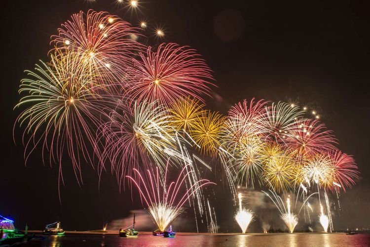 Pesta kembang api menyemarakkan pergantian tahun di Pantai Lagoon Ancol, Jakarta, Selasa (1/1/2019).