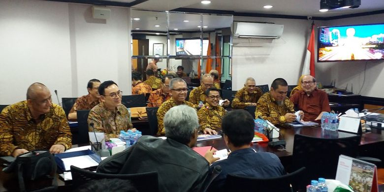 Pengurus DPD REI DKi Jakarta (berpakaian batik) memaparkan hasil survei mengenai bisnis properti pada tahun 2017 yang dilakukan terhadap para anggotanya, Rabu (23/5/2018) di Jakarta.