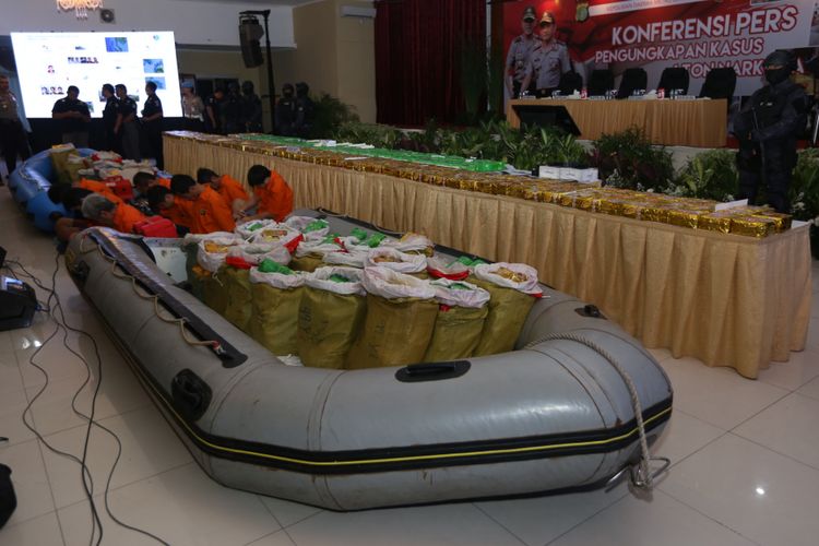 Sejumlah barang bukti dan 8 orang tersangka terkait kasus tangkapan penyelundupan narkoba saat rilis di Polda Metro Jaya, Jakarta, Kamis (20/7/2017). Seberat 1 ton narkoba jenis sabu asal China telah digagalkan Tim Gabungan Satuan Tugas Merah Putih yang terdiri dari petugasDirektorat Narkoba Polda Metro Jaya dan Polresta Depok pada Kamis minggu lalu di Anyer Serang, Banten.