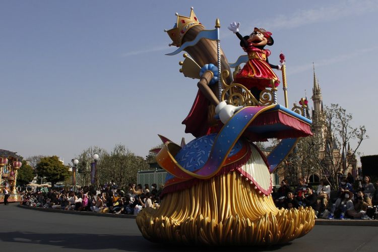 Minni Mouse sebagai salah satu tokoh Disney tampil dalam parade di Tokyo Disneyland, Jumat (13/4/2018). Parade ini digelar dalam rangka perayaan ke-35 tahun Tokyo Disneyland.