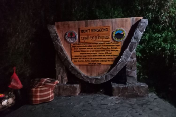 Bukit Kingkong, jadi salah satu tempat melihat matahari terbit, di Kawasan Bromo Tengger, di Desa Wonokitri, Kecamatan Tosari, Kabupaten Pasuruan, Jawa Timur, saat dini hari sebelum matahari terbit, Sabtu (21/4/2018).
