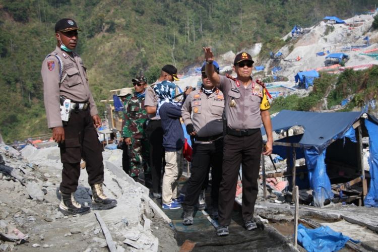 Kapolda Maluku. Irjen Pol Royke Luowa mempimpin penutupan aktyivitas penambangan ilegal di kawasan Gunung Botak, Kabupaten Buru, Maluku, Rabu (17/10/2018): Foto Humas Polda Maluku