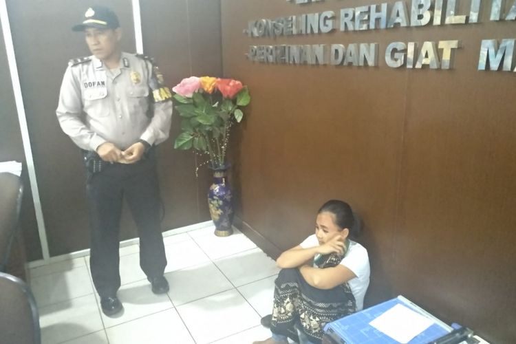 Oca Oktavia (23), ketika berada di Polresta Palembang, Sabtu (15/12/2018). Ibu satu anak ini diamankan petugas lantaran diduga telah melarikan motor milik tetangganya sendiri sejak satu bulan lalu.
