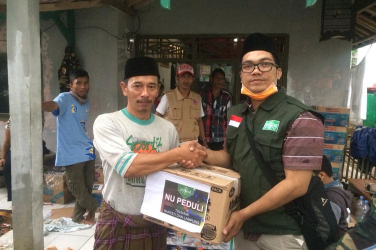 NU Care memberikan donasi kepada warga yang terdampak tsunami Banten-Lampung.