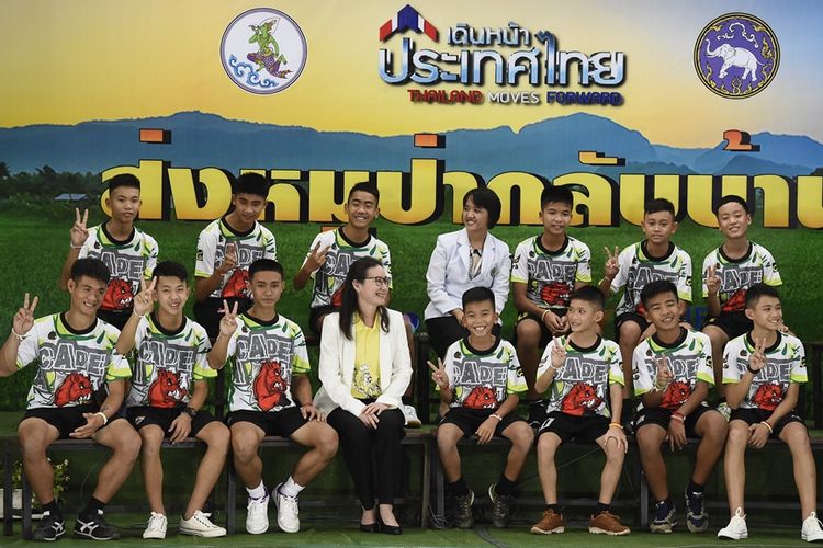 Ke-12 anak-anak anggota tim sepak bola remaja Thailand bersama pelatih mereka saat konferensi pers dengan media di Chiang Rai, Rabu (18/7/2018).