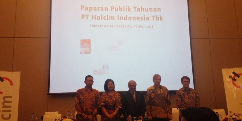 Jajaran direksi dan komisaris PT Holcim Indonesia Tbk seusai Rapat Umum Pemegang Saham Luar Biasa di Jakarta, Kamis (17/5/2018).