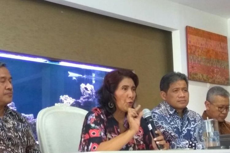 Menteri Kelautan dan Perikanan, Susi Pudjiastuti saat melakukan konferensi pers di rumah dinasnya, Kamis (6/4/2017).