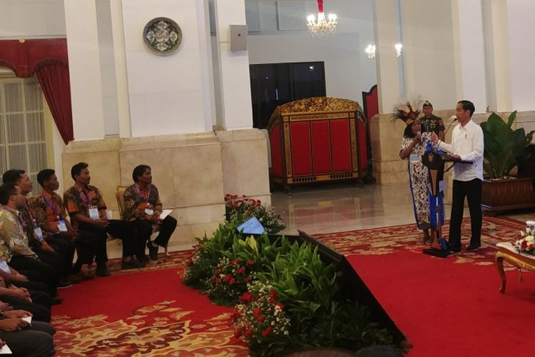 Presiden Joko Widodo bersama Marince, seorang nelayan perempuan asal Mamberamo, Papua, saat pertemuan Jokowi dan ratusan nelayan di Istana Negara, Jakarta, Selasa (8/5/2018). 