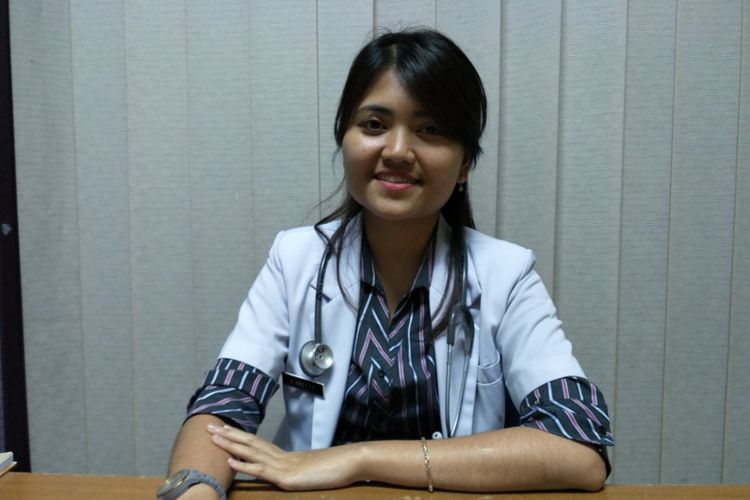 Riris Panjaitan, dokter muda yang bekerja di poli umum, Poliklinik Bidang Kedokteran dan Kesehatan (Bidokkes) Polda Metro Jaya, Rabu (7/2/2018).