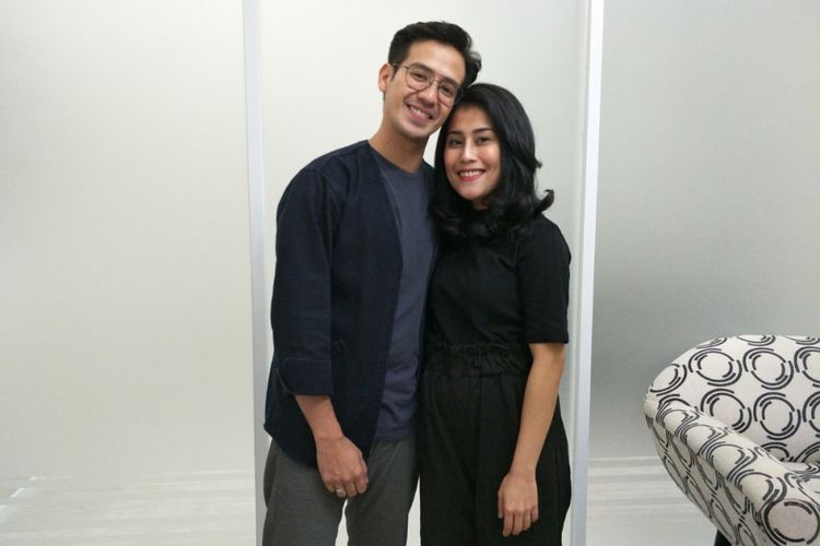 Tarra Budiman dan istrinya, Gya Sadiqah, usai menjalani perawaran kulit di klinik kecantikan di Gedung Piccadilly, Kemang, Jakarta Selatan, Senin (11/12/2017).