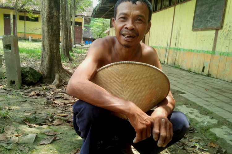 Suparno (50), warga Desa Randurejo, ?Kecamatan Pulokulon, Kabupaten Grobogan, Jateng, saat berkeluh kesah tentang infrastruktur di desanya kepada Kompas.com, Rabu (7/3/2018).