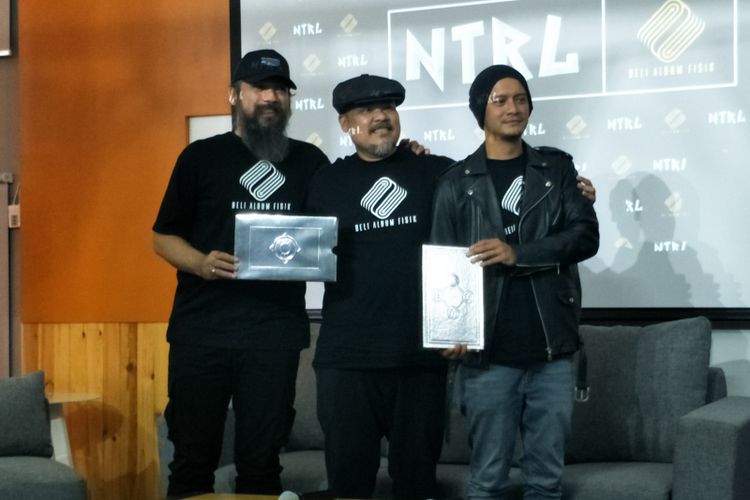 Coki, Bagus dan Eno yang tergabung dalam grup band NTRL saat peluncuran album Boxset NTRL 25 TH di Menara Palma, Kuningan, Jakarta Selatan, Selasa (15/1/2019).