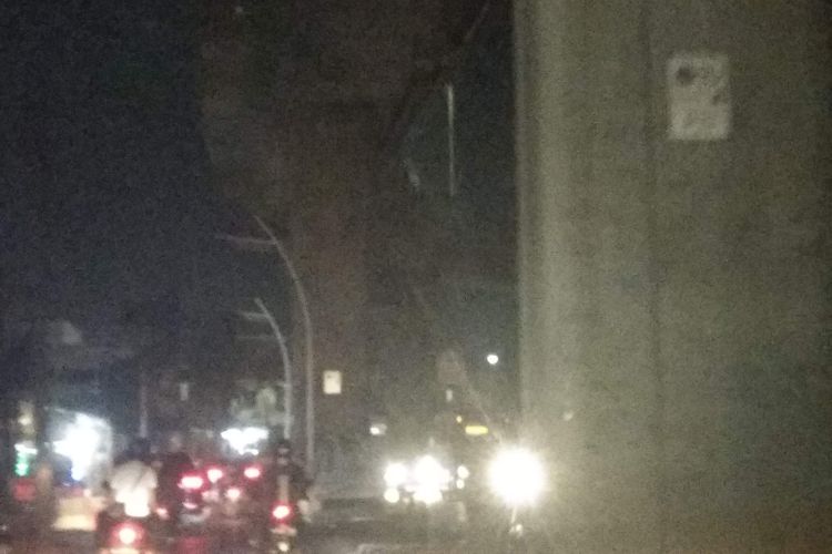 Lampu di Jalan Ciledug Raya di bawah Koridor 13 Transjakarta mati pada Senin (15/10/2018).