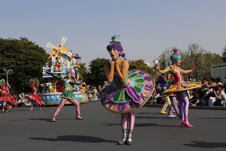Beberapa penari mengawali iringan kendaraan salah satu tokoh Disney dalam parade di Tokyo Disneyland, Jumat (13/4/2018). Parade ini digelar dalam rangka perayaan ke-35 tahun Tokyo Disneyland.