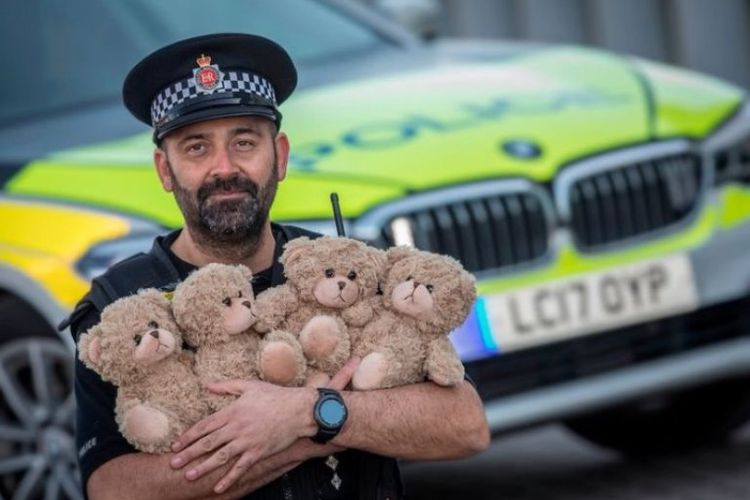 Komisaris Polisi Manchester Matt Picton menunjukkan boneka beruang yang kini selalu menemaninya saat berpatroli.