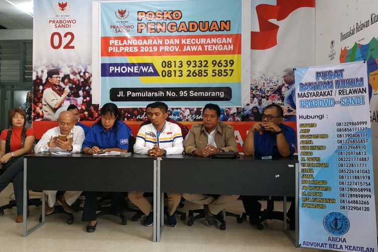 Pembukaan posko pengaduan pelangagran pemilu 2019 di rumah relawan Padi di Jalan Pamularsih, Kota Semarang, Sabtu (27/4/2019).