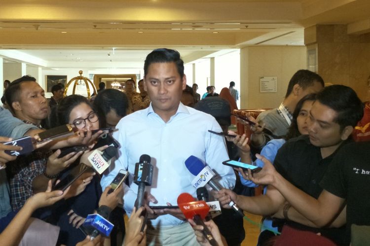 Bendahara Badan Pemenangan Nasional (BPN) Thomas Djiwandono seusai menyerahkan Laporan Penerimaan dan Pengeluaran Dana Kampanye (LPPDK), di Hotel Borobudur, Jakarta Pusat, Kamis (2/5/2019).