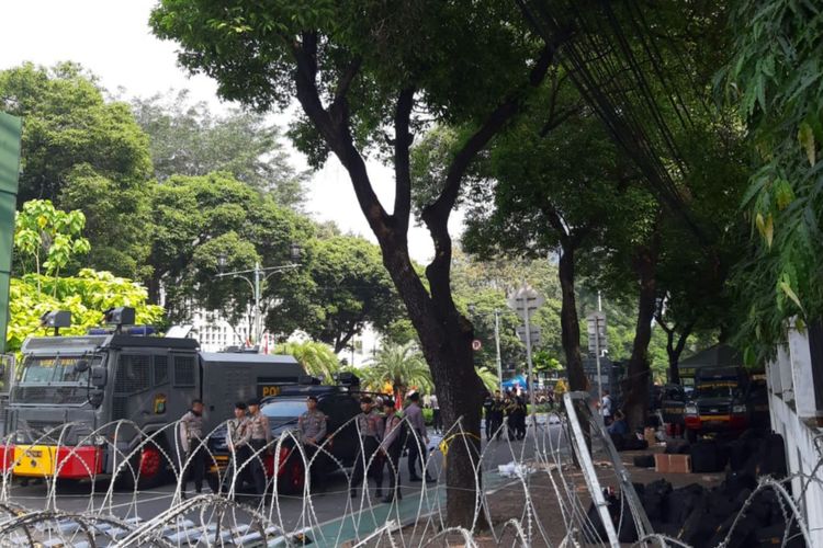 Jalan di depan KPU RI ditutup dan dijaga polisi, Selasa (21/5/2019)