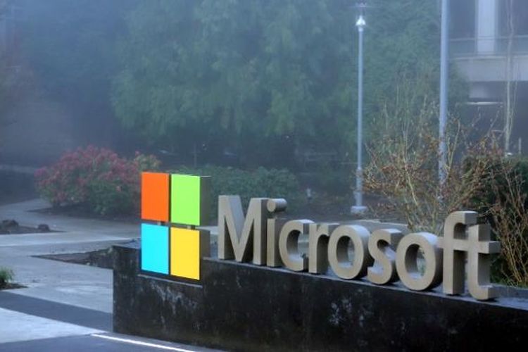 Logo Microsoft di depan salah satu bangunan di Kantor Pusat Microsoft, Redmond, Washington, Amerika Serikat.