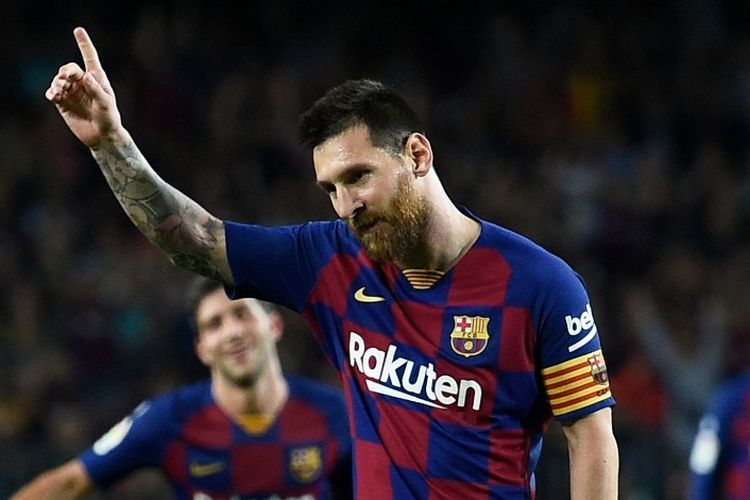 Penyerang Barcelona, Lionel Messi, merayakan gol tendangan bebasnya ke gawang Sevilla pada lanjutan laga Liga Spanyol, di Stadion Camp Nou, Minggu (6/10/2019).