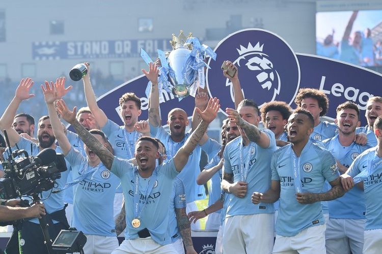 Para pemain Manchester City merayakan gelar juara Liga Inggris musim 2018-2019 seusai menang versus Brighton & Hove Albion di Stadion American Express Community, 12 Mei 2019. 