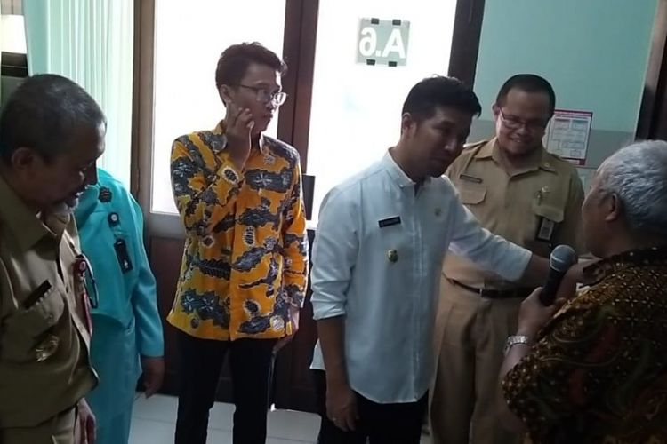 Wakil Gubernur Jawa Timur, Emil Dardak membuka pintu toilet pasien di ruang rawat inap pasien RSUP Soedono Madiun, Jawa Timur, Selasa ( 26/2/2019) sore. @