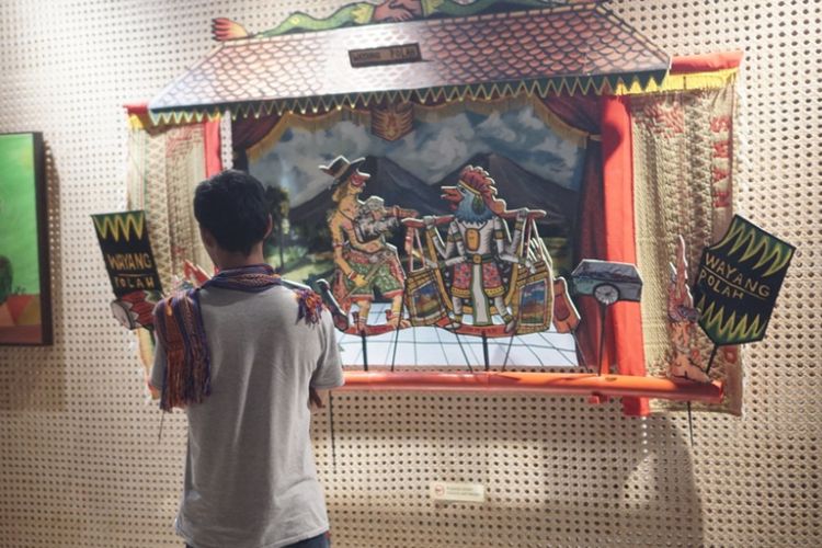 Seni instalasi wayang polah, dari Trianto Kotrek berjudul Nyang-nyangan Jemuah Wage, yang dipamerkan di Artotel Yogyakarta, 5 Oktober-25 November 2018.
