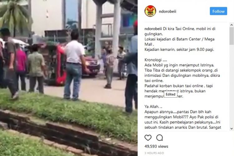 Sebuah mobil digulingkan di Batam karena diduga taksi online, Kamis (28/9/2017).