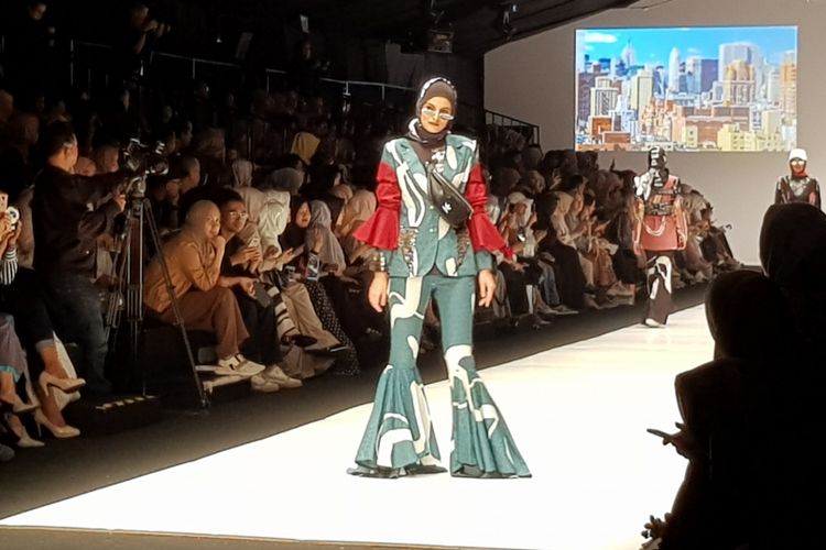 Koleksi Dian Pelangi yang terinspirasi dari gaya sporty tampil di Jakarta Fashion Week 2019. Dian merupakan satu dari tujuh desainer yang didukung Wardah.