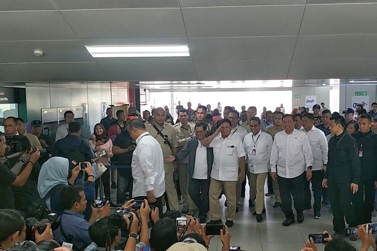 Capres nomor urut 02 Prabowo Subianto tiba di stasiun MRT Lebak Bulus, Jakarta Selatan, Sabtu (13/7/2019).  Ia tiba sekitar pukul 09.52 WIB bersama Seskab Prabowo Anung, Kepala BIN Budi Gunawan dan Sekjen Partai Gerindra Ahmad Muzani.