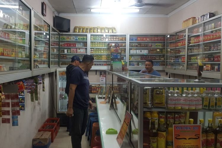 Salah satu toko penjual miras (minuman keras) di Bekasi yang digeledah polisi, Selasa (27/8/2019).