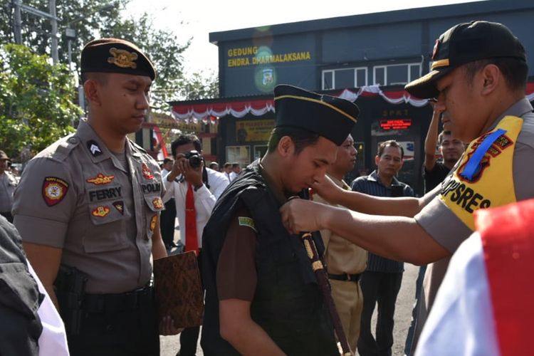 Kapolres Lamongan AKBP Feby DP Hutagalung (kanan), saat pengukuhan personel anti judi di halaman Mapolres Lamongan, Senin (2/9/2019).