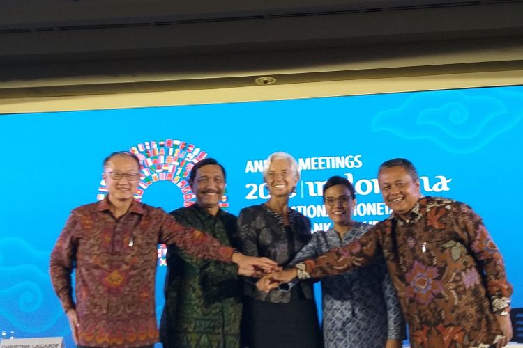 Konferensi pers Penutupan Pertemuan Tahunan IMF-Bank Dunia 2018 di Bali International Conference Center (BICC) Nusa Dua, Bali, Minggu (14/10/2018). 